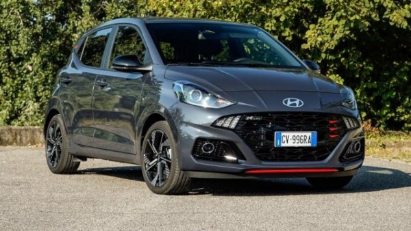 Това е предложението от А-сегмента на корейската компания , градски автомобил с дължина 367 см, ширина 168 и височина 148. Наличното пространство за багаж 252/1050. Както при побратима си i20 - и тук силната страна е богатото стандартно оборудване с много малко опции (включително роботизираната скоростна кутия). 

Мощността на 1.0 трицилиндровия двигател е ограничена: 63 к.с., достатъчни за достигане на 143 км/ч, докато ускоряването от 0 до 100 км/ч отнема 15,6 секунди. Разходът обаче е ОК - деклариран на 5,05 л/км . Цената за България започва от 35 900 лева